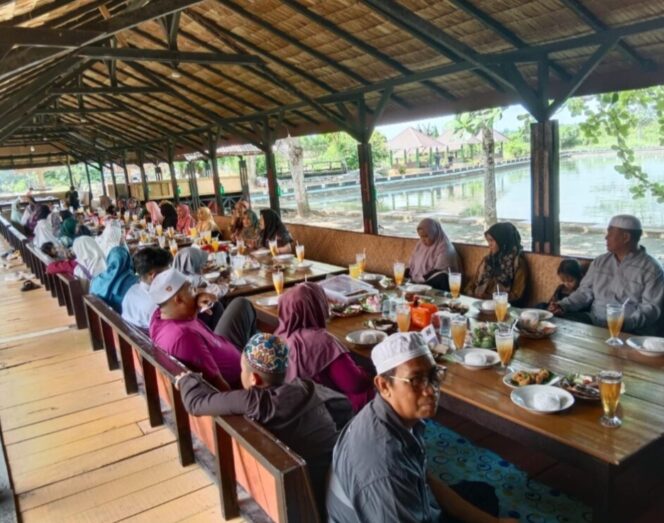 
 Ratusan Jamaah Haji 2023 Silaturahmi di Lesehan Carina Cekdam