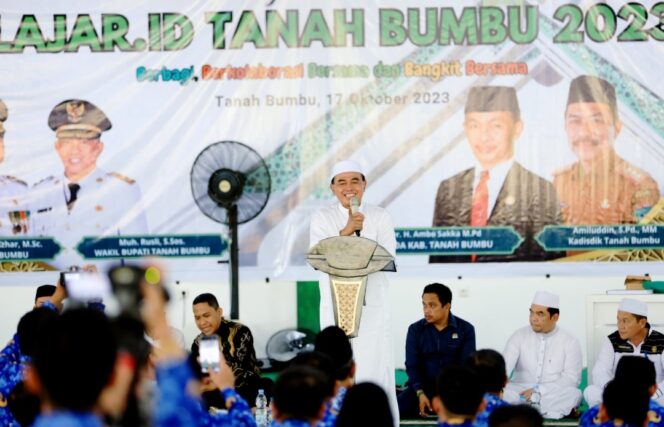
 Bupati Tanah Bumbu memberikan motivasi kepada 224 kepala sekolah TK, SD dan SMP di Gebyar Festival Belajar.id