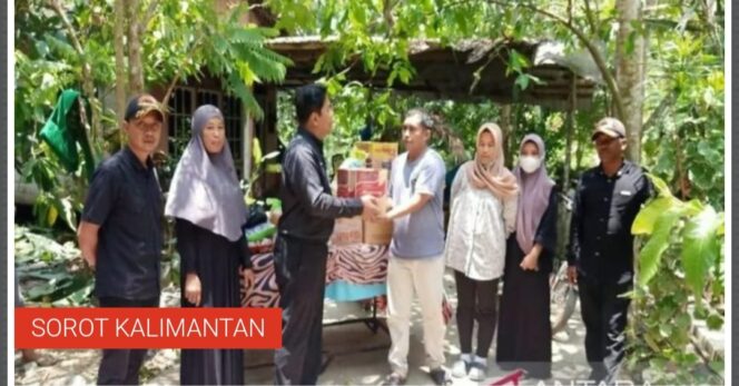 
 Dinsos Tanah Bumbu Salurkan Bantuan Sosil Korban Kebakaran Desa Manurung Kusan Hilir
