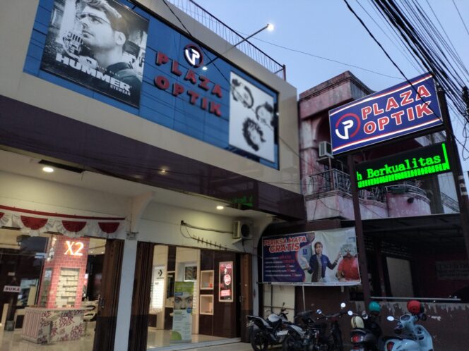 
 Ibu Rumah Tangga dari Tanah Bumbu Raih Hadiah Utama Sepeda Motor Listrik dari Plaza Optik Batulicin