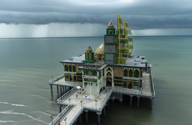 
 Momen Bersejarah  Bupati Tanah Bumbu Resmikan Masjid Apung Ziyadatul Abrar Yang Sangat Megah di Pantai Siring Pagatan