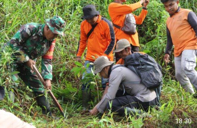 
 Kodim 1002/Hulu Sungai Tengah Melaksanakan Karya Bakti Tanam 200 Pohon untuk Lindungi Lingkungan