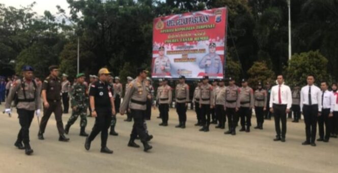 
 Kapolres Tanbu, AKBP Arif Prasetya, Pimpin Apel Pasukan Operasi Lilin 2023: Sinergi Antara TNI, Polri, Pemerintah Daerah, dan Stakeholder Jaga Keamanan Natal dan Tahun Baru