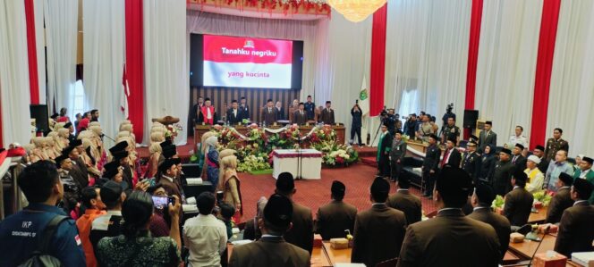 
 35 Anggota DPRD Tanah Bumbu Periode 2024-2029 Resmi Dilantik, Andrean Atma Maulana Pimpin Sebagai Ketua Sementara