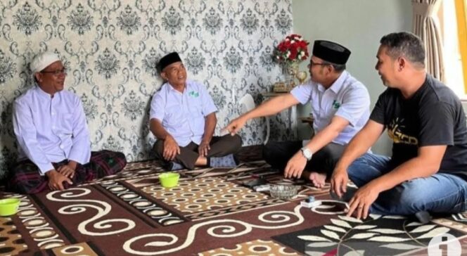 
 Kunjungi Guru Muhammad Tahir, H. Rusli dan Syairi Mukhlis Perkuat Silaturahmi dengan Tokoh Agama di Kelumpang Tengah