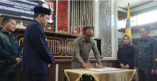 
 Rapat Paripurna DPRD Kotabaru: Pengunduran Diri Wakil Bupati Andi Rudi Latif Resmi Diumumkan