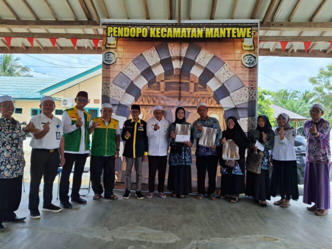 
 BAZNAS Tanah Bumbu Salurkan Bantuan untuk Guru Ngaji di Mantewe