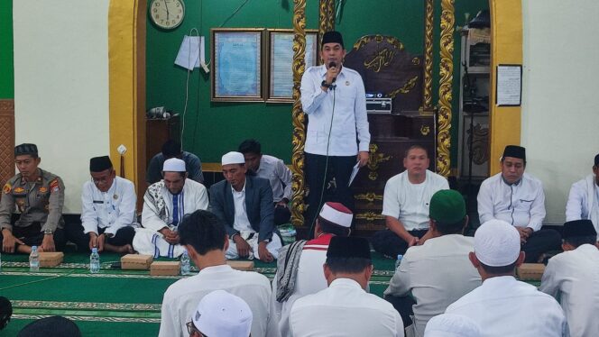 
 Safari Ramadhan di Mantewe, Bupati Andi Rudi Latif Berikan Bantuan kepada Anak-anak Tahfidz Al-Qur’an dan Kaum Masjid
