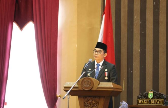 
 Bupati Andi Rudi Latif Paparkan Visi-Misi Tanah Bumbu 2025-2030 di Rapat Paripurna DPRD