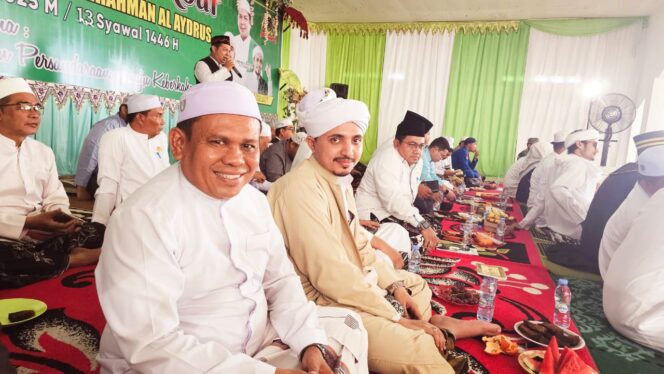 
 Lautan Jemaah Padati Sebamban Baru, Wakil Ketua DPRD Tanah Bumbu Hadiri Haul Akbar Pangeran Syarif Ali