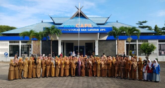 
 Disdukcapil Tanah Bumbu Mantapkan Langkah Menuju WBBM 2026, Semangat Reformasi Bergelora di Apel Pagi