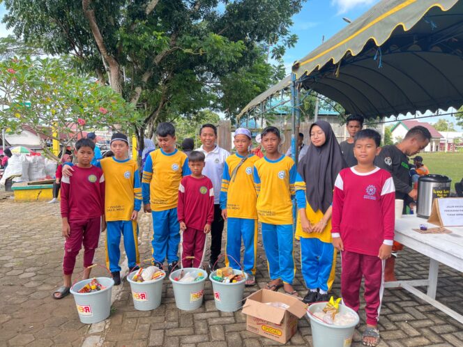 
 Dukung Visi Misi Bupati Wujudkan Lingkungan Bersih, DLH Tanah Bumbu Gelar Tukar Sampah Dengan Sembako