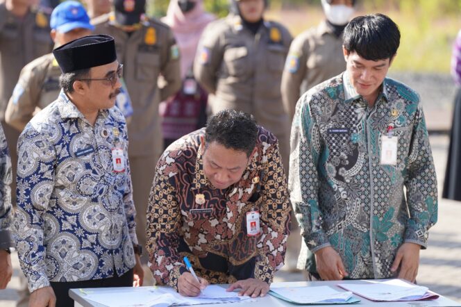 
 Disdukcapil Tanbu Perkuat Sinergi Layanan Publik, Teken Kerjasama dengan Satpol PP-Damkar dan Diskominfo