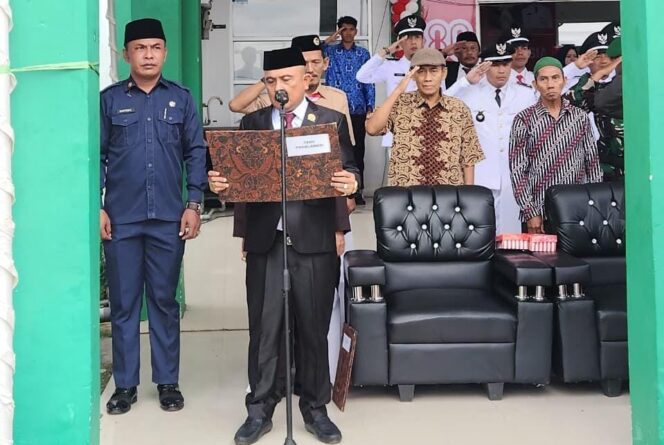
 Ketua BK DPRD Tanah Bumbu Abdul Rahim Bacakan Teks Proklamasi di Upacara HUT RI ke-80