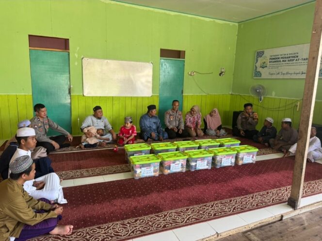 
 Polres Tanah Bumbu Hadirkan Keberkahan Jumat, Berbagi dengan Yatim dan Dhuafa