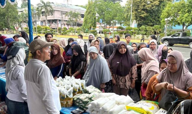 
 Pemkab Kotabaru Gelar Gerakan Pangan Murah, Warga Antusias Serbu Stand Beras dan Minyak