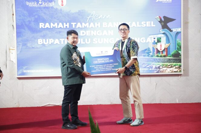 
 Bank Kalsel Salurkan Bantuan Gerobak dan Tenda untuk Pedagang Lapangan Dwiwarna Barabai