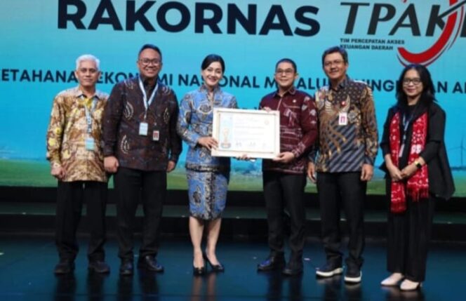 
 Tanah Bumbu Raih Penghargaan TPAKD Terbaik, Bupati Andi Rudi Latif Tegaskan Komitmen Akses Keuangan Merata