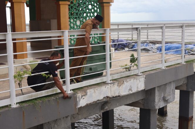 
 Wujud Kepedulian Bupati Andi Rudi Latief, Pemkab Tanbu Siapkan Renovasi Masjid Apung Ikonik Pagatan