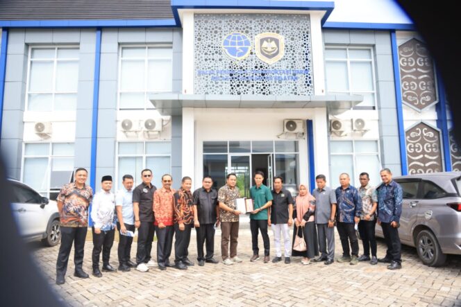 
 Ketua Komisi III DPRD Tanah Bumbu, Andi Asdar: 102 Titik PJU, 5 Guardrail, dan 1 Lampu Merah Baru Siap Dipasang