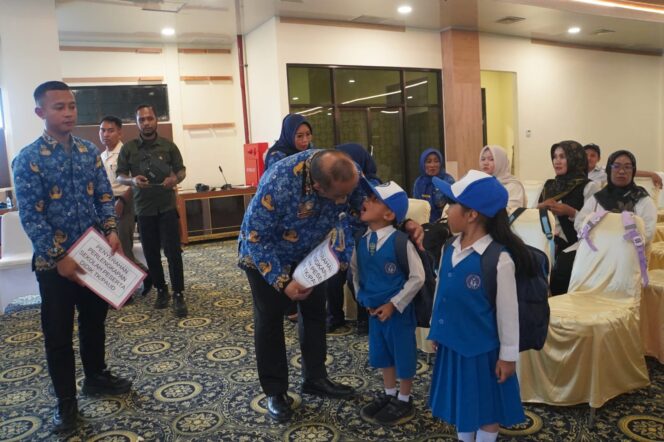 
 Pemkab Kotabaru Serahkan Bantuan Perlengkapan Sekolah Untuk Tingkat Paud, SD dan SMP