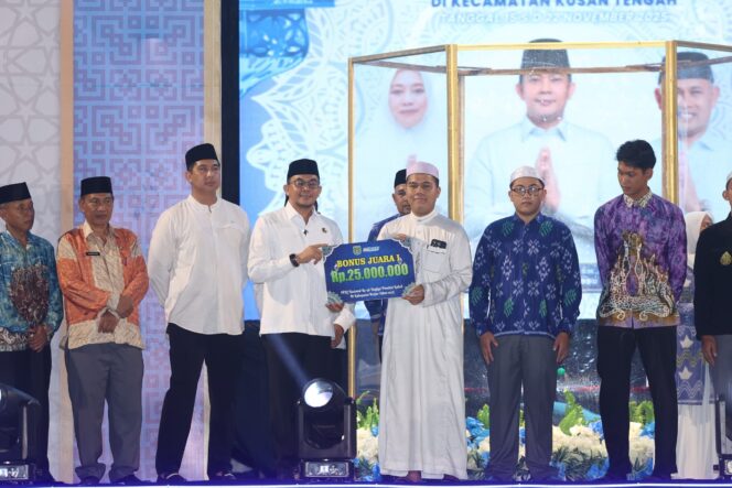 
 Bupati Andi Rudi Latif Tutup MTQN XXI 2025, Apresiasi Peserta dengan Umroh