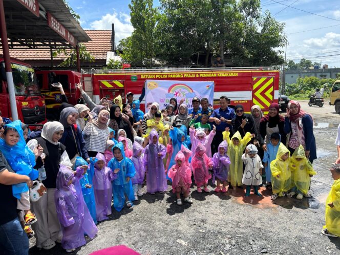 
 Damkar Simpang Empat Kenalkan Edukasi Keselamatan Sejak Dini kepada Siswa TK Wonderkids