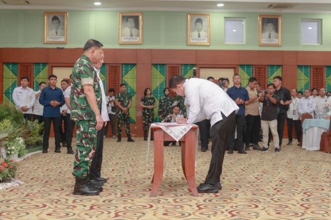 
 Bupati Andi Rudi Latif Teken Kesepakatan, Tegaskan Dukungan Pembangunan Makodam di Kalsel