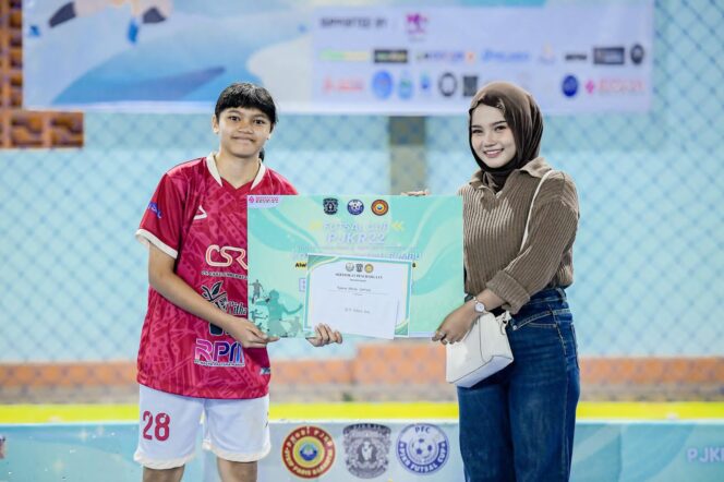 
 Yumna Aprilia Cantika Bersinar, Antar SMPN 1 Simpang Empat Juara PJKR22 Futsal Cup Kotabaru