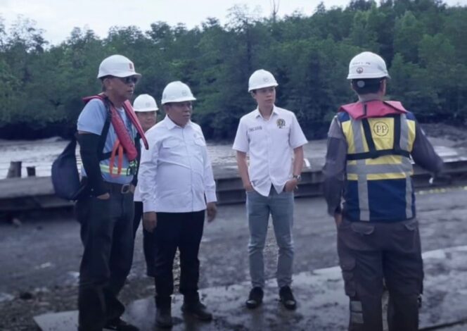 
 Wakil Ketua DPRD Tanah Bumbu Bersama Komisi III Tinjau Progres Pembangunan Jembatan Kalimantan-Kotabaru