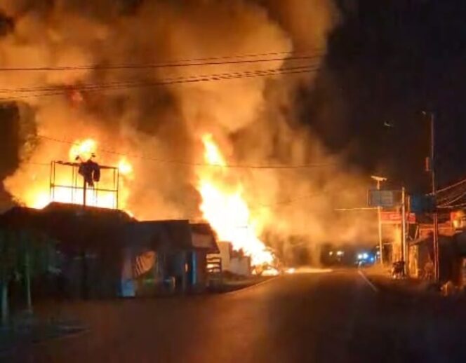 
 Kebakaran Karang Bintang Ganggu Distribusi Air Bersih, Manajemen Air Minum Bersujud Minta Maaf dan Imbau Warga Hemat Air