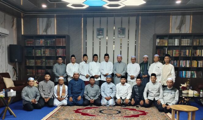 
 Rektor UNUKASE Hadiri Musda XI MUI Kalsel, TGH. Ahmad Syairazi Terpilih sebagai Ketua Umum 2026–2031