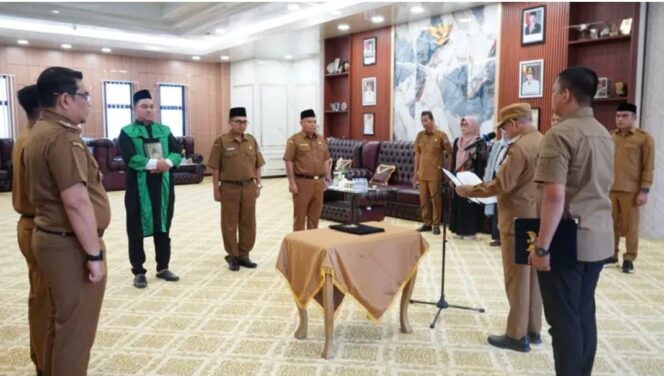 
 Bupati Kotabaru Lantik Dua Pejabat Pimpinan Tinggi Pratama dan Administrator