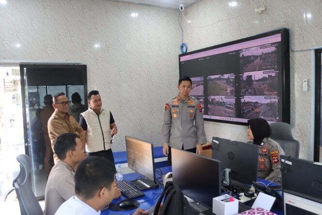 
 Peninjauan Command Center oleh Kapolres Tabalong, Bupati Tabalong dan Ketua Komisi III DPRD Kab. Tabalong, Layanan 110 Diuji Langsung dan Siap Layani Warga 24 Jam