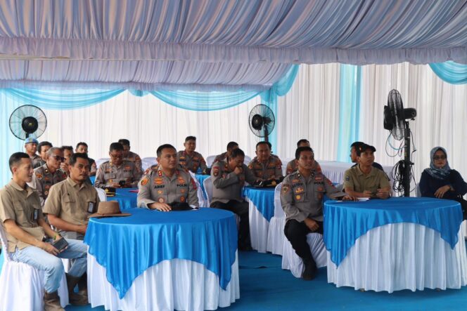 
 Kapolres Tanah Bumbu Ikuti Zoom Meeting Penanaman Jagung dan Penandatanganan MoU KUR Bersama Kapolri