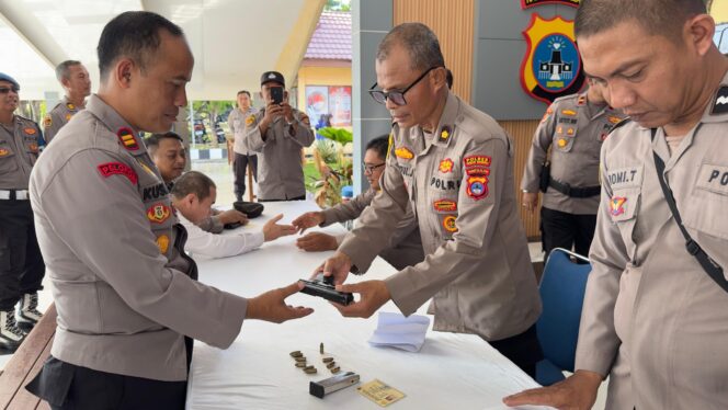 
 Wakapolres Tanah Bumbu Pimpin Langsung Pengecekan Senpi Personel, Pastikan Disiplin dan Kesiapan Anggota