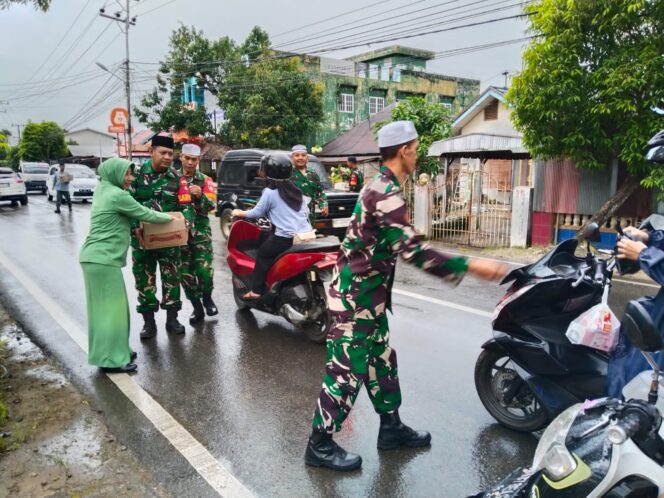 
 Indahnya Berbagi di Bulan Ramadhan, Koramil Barabai Bagikan Takjil kepada Warga