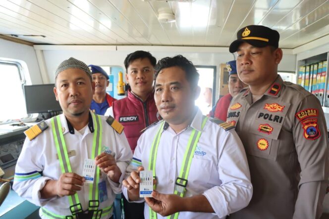 
 Pastikan Keamanan Berlayar Arus Mudik, Polres Tanah Bumbu Lakukan Tes Urine Nahkoda Kapal