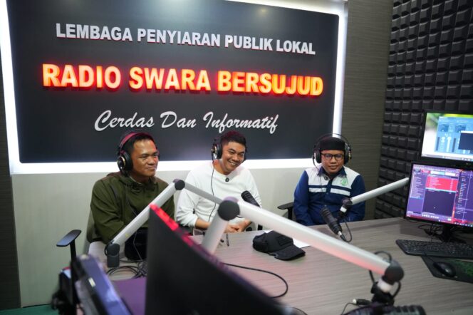 
 Bupati Andi Rudi Latif Sahur On The Road Sambil Salurkan Bantuan dan Pantau Pemudik