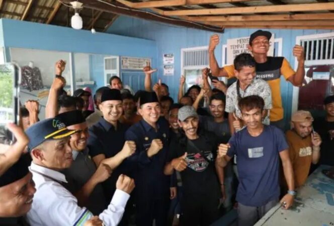 
 Ketua DPRD Tanah Bumbu Dampingi Bupati Temui Penumpang KM Awu-Awu di Pelabuhan Batulicin