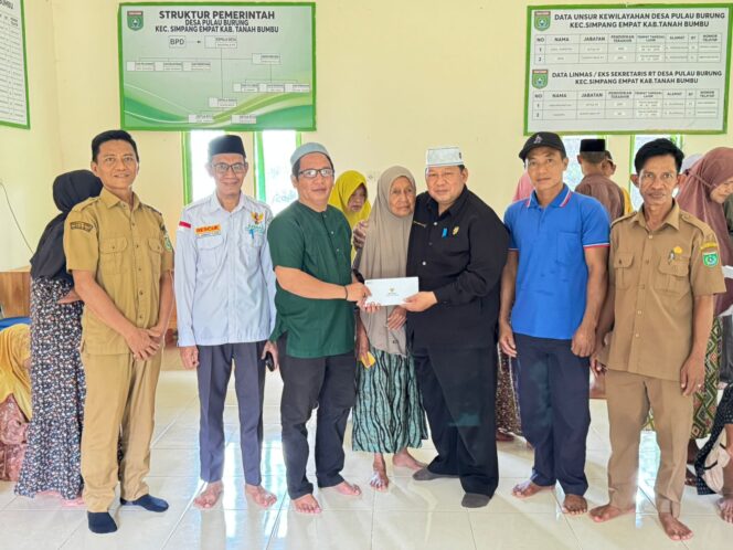 
 Sentuhan Kepedulian di Bulan Ramadan, Ketua Baznas Tanah Bumbu Salurkan Bantuan untuk Warga Pulau Burung