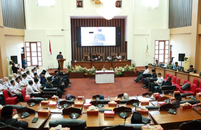 
 Rapat Paripurna DPRD Tanah Bumbu Dalam Rangka Pemandangan Umum Fraksi :DPRD Minta Pemkab Tindak Lanjuti Rekomendasi LKPJ TA 2025