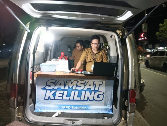 
 Samsat Keliling Hadir di Pasar Minggu Tanah Bumbu, Warga Senang Layanan Pajak Cepat dan Ramah