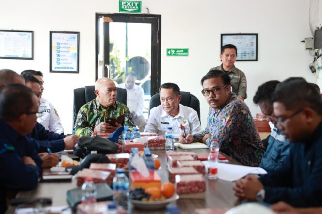 
 FGD Progres Jembatan Penghubung Kotabaru – Tanah Bumbu, Bupati Andi Rudi Latif : Dorong Pertumbuhan Ekonomi Daerah