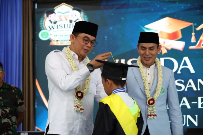 
 Bupati Andi Rudi Latif Wisuda 1.200 Santri TKA-TPA, Tegaskan Pentingnya Generasi Qur’ani
