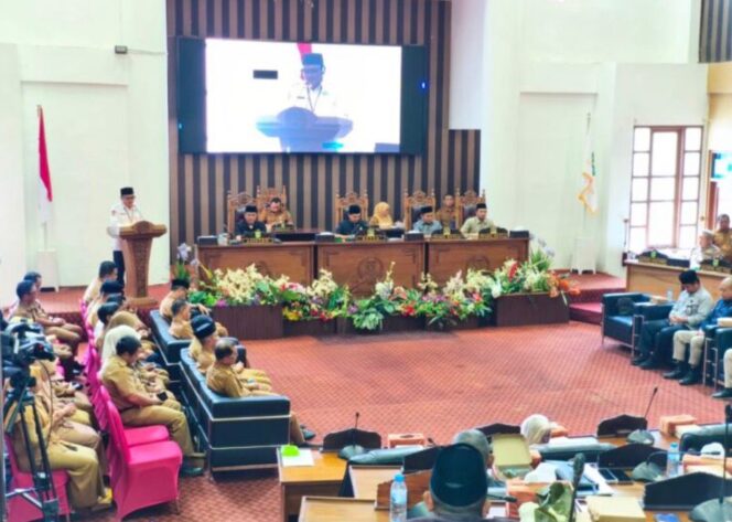 
 DPRD Tanah Bumbu Terima Raperda Perizinan Berusaha, Perkuat Kepastian Hukum bagi Pelaku Usaha
