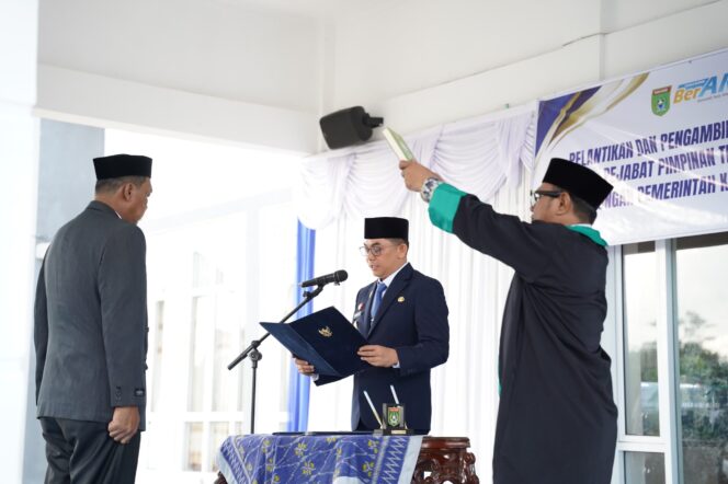 
 Bupati Andi Rudi Latif Lantik Kepala Dinas Perikanan Tanah Bumbu, Sektor Perikanan Diharapkan Jadi Penggerak Ekonomi Pesisir