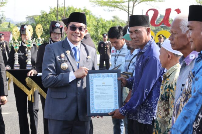 
 Bupati Andi Rudi Latif Serahkan Piagam Penghargaan Kepala Relawan Kemanusiaan di HUT Ke-80 Bhayangkara