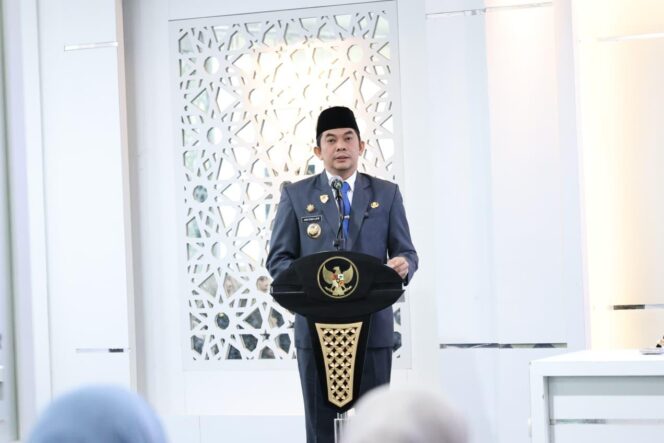 
 Bupati Andi Rudi Latif Lantik Pejabat Tepat Pukul 07.00 Wita, Ingatkan Pentingnya Taat Kepada Orang Tua, Hormati yang Dituakan, dan Patuh pada Pemimpin