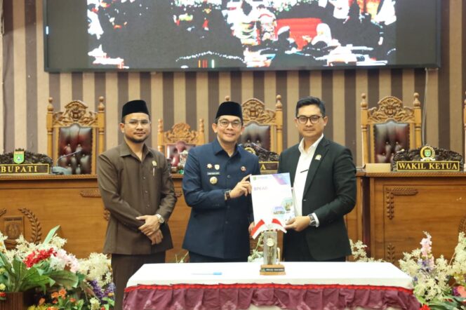 
 Bupati Andi Rudi Latif Hadiri Rapat Paripurna Pengambilan Keputusan terhadap LPj Tahun 2025